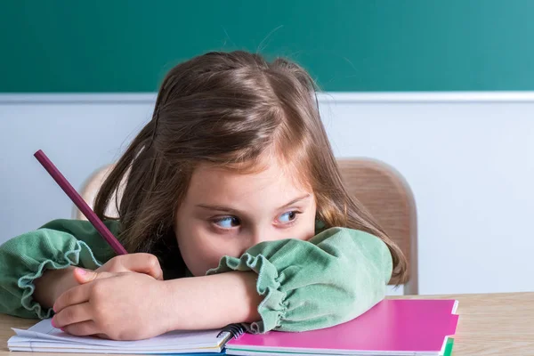 Kleines Hübsches Mädchen Sitzt Klassenzimmer Grauen Schreibtisch Und Zeichnet — Stockfoto