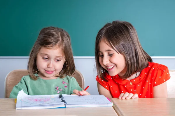 küçük kız kardeşi olarak o bir defterde berabere ablası bakar.