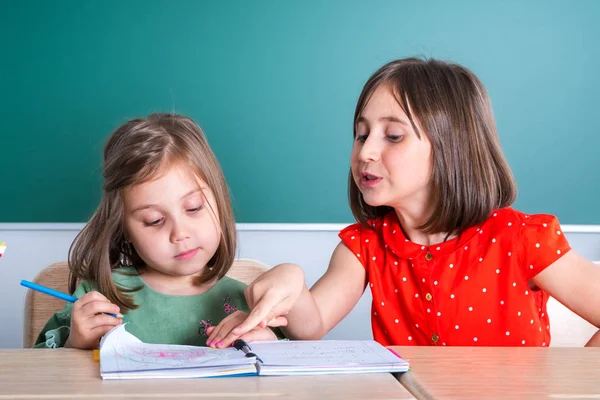 küçük kız kardeşi olarak o bir defterde berabere ablası bakar.