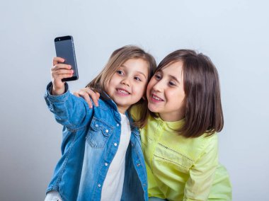poz ve stüdyoda selfies alarak iki kız kardeş.