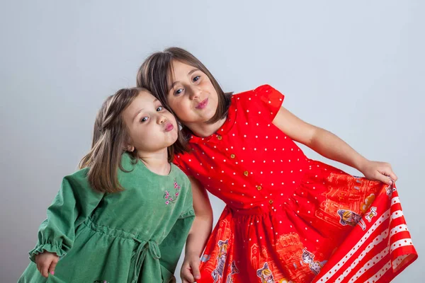 Deux Petites Sœurs Posant Pour Caméra Dans Studio — Photo