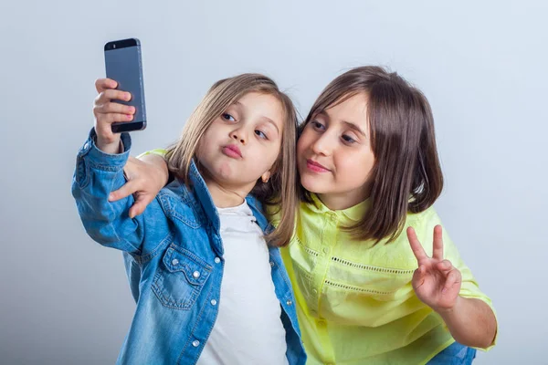 Dwie Siostry Pozowanie Robienia Selfie Studio — Zdjęcie stockowe