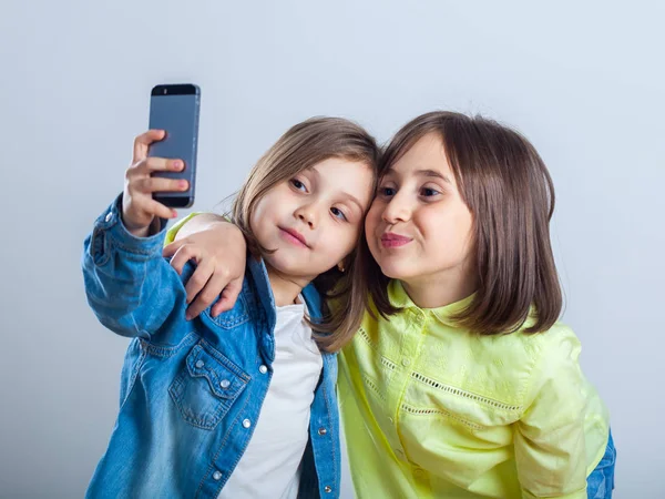 Två Systrar Poserar Och Tar Selfies Studion — Stockfoto