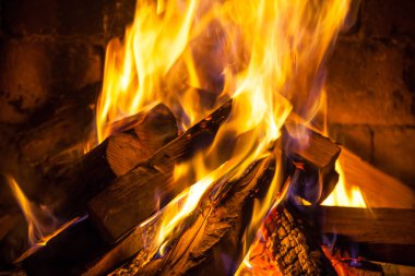 Ahşap ev, rahat bir şöminede yanan sıcak tutar.