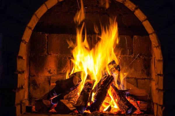 Ahşap ev, rahat bir şöminede yanan sıcak tutar.