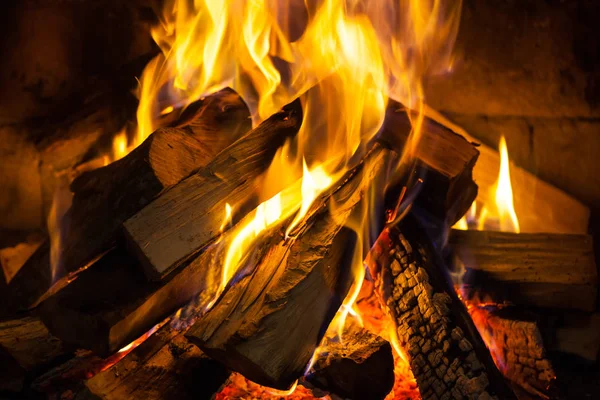Ahşap ev, rahat bir şöminede yanan sıcak tutar.