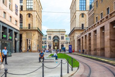 Milan, İtalya - 14.08.2018: Piazza del Duomo Milan, Vittorio Emanuele II Galerisi.