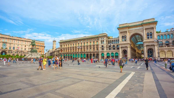 Milan, İtalya - 14.08.2018: Piazza del Duomo Milan, Vittorio Emanuele II Galerisi.