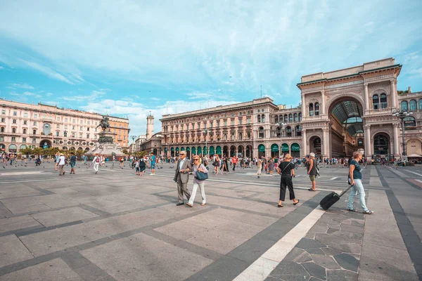 Milan, İtalya - 14.08.2018: Piazza del Duomo Milan, Vittorio Emanuele II Galerisi.
