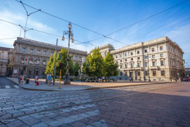 Milan, İtalya - 14.08.2018: Vittorio Emanuele II Galerisi tarafından anıt of Leonardo da Vinci Milan.
