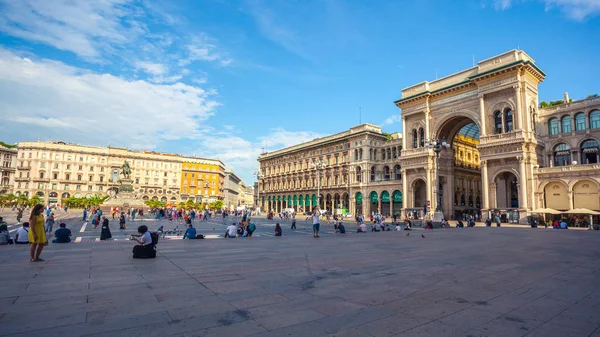 Milan, İtalya - 14.08.2018: Piazza del Duomo Milan, Vittorio Emanuele II Galerisi.