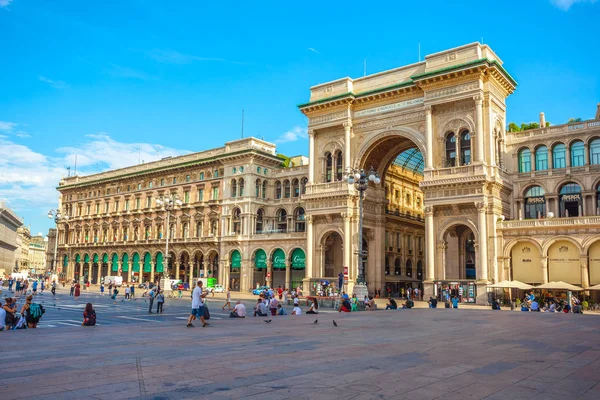 Milan, İtalya - 14.08.2018: Piazza del Duomo Milan, Vittorio Emanuele II Galerisi.