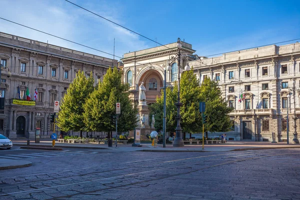 意大利米兰 2018 维托里奥 埃马努埃莱 伊画廊 由列奥纳多 芬奇在米兰的纪念碑 — 图库照片