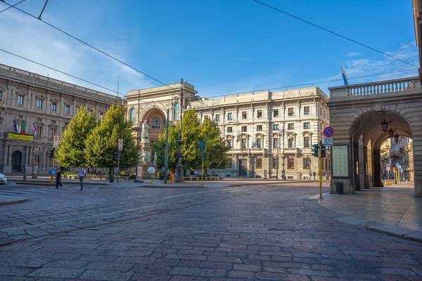 Milan, İtalya - 14.08.2018: Vittorio Emanuele II Galerisi tarafından anıt of Leonardo da Vinci Milan.