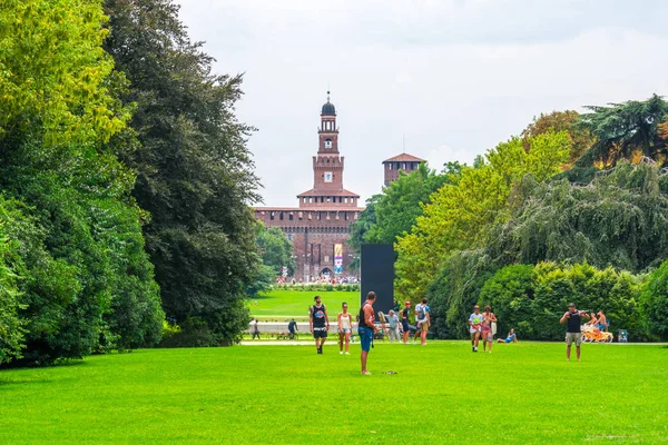 Milán Itálie 2018 Lidi Parku Sempione Hradu Sforza Pozadí — Stock fotografie
