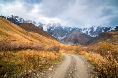 Roat Georgia en yüksek tepe olan var. Ana Kafkas ridge, Zemo Svaneti.