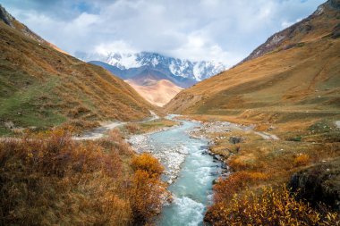 Sonbahar Enguri Nehri Vadisi. Gürcistan en yüksek tepe olan var. Ana Kafkas ridge, Zemo Svaneti.