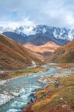 Sonbahar Enguri Nehri Vadisi. Gürcistan en yüksek tepe olan var. Ana Kafkas ridge, Zemo Svaneti.