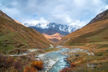 Sonbahar Enguri Nehri Vadisi. Gürcistan en yüksek tepe olan var. Ana Kafkas ridge, Zemo Svaneti.