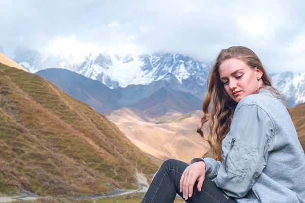 Menina Bonita Fundo Montanha Svaneti Shkhara Montanha Relaxar Enquanto Viaja — Fotografia de Stock