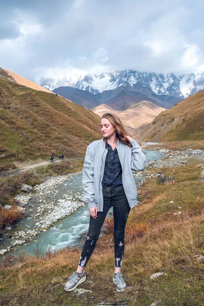 Menina Bonita Fundo Montanha Svaneti Shkhara Montanha Relaxar Enquanto Viaja — Fotografia de Stock