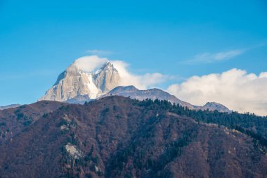 İki yüksek kayalık zirveleri Gürcistan Svaneti bölgesi dır Dağı.