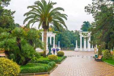 Seaside Batum Merkezi parkta güzel colonnade yağmurlu bir gün, Georgia