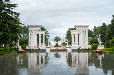 Seaside Batum Merkezi parkta güzel colonnade yağmurlu bir gün, Georgia