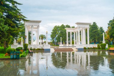 Seaside Batum Merkezi parkta güzel colonnade yağmurlu bir gün, Georgia