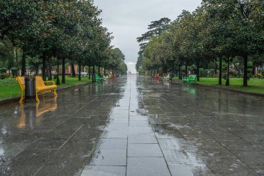 Sahil park parça turizm sezonu sonunda yağmurda.