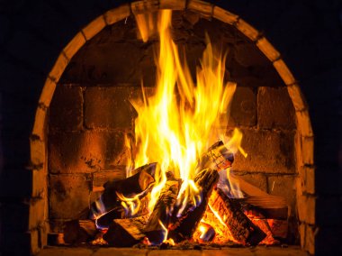 Ahşap ev, rahat bir şöminede yanan sıcak tutar.