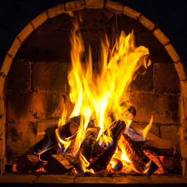 Ahşap ev, rahat bir şöminede yanan sıcak tutar.