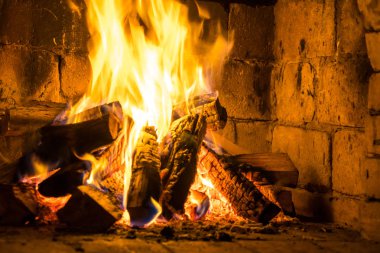 Ahşap ev, rahat bir şöminede yanan sıcak tutar.