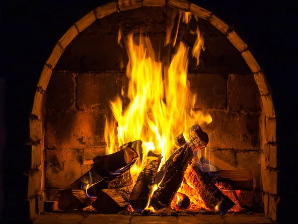 불타는 집에서 아늑한 벽난로에 따뜻하게 — 스톡 사진