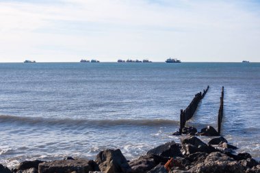 Ufukta, Poti, Gürcistan birkaç gemilerde uzak görünümü.