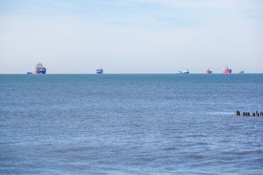 Ufukta, Poti, Gürcistan birkaç gemilerde uzak görünümü.