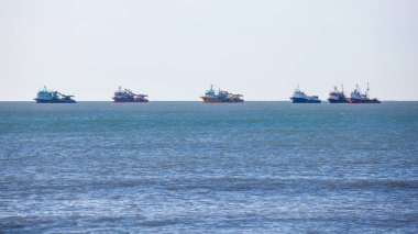 Ufukta, Poti, Gürcistan birkaç gemilerde uzak görünümü.