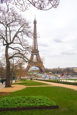 Manzaraya Eyfel Kulesi kışın, Paris, Fransa.