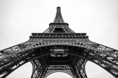 Eyfel Kulesi Paris gökyüzü karşı vurdu.