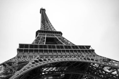 Eyfel Kulesi Paris gökyüzü karşı vurdu.