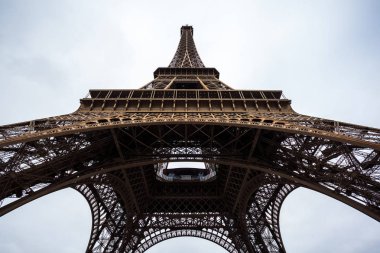 Eyfel Kulesi Paris gökyüzü karşı vurdu.