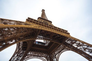 Eyfel Kulesi Paris gökyüzü karşı vurdu.