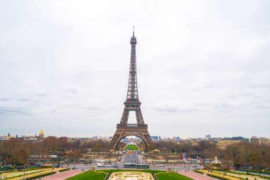 Manzaraya Eyfel Kulesi kışın, Paris, Fransa.
