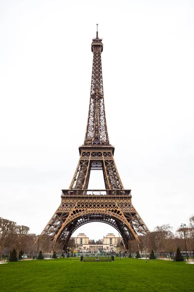 Eiffel Tower Vanaf Champ Mars Veld Van Mars Bekijken — Stockfoto