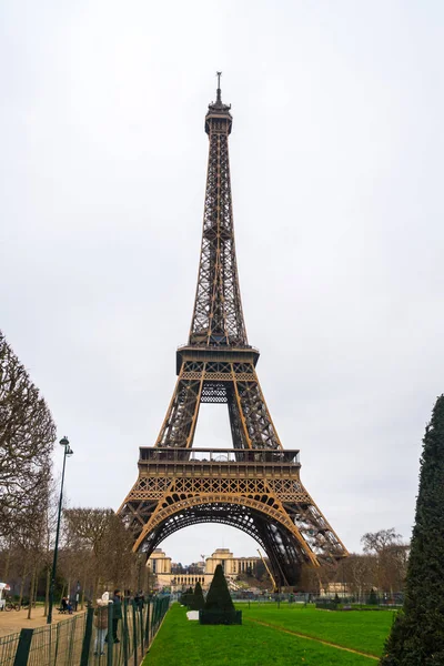 Visa Eiffeltornet Från Champ Mars Fält Fördärvar — Stockfoto