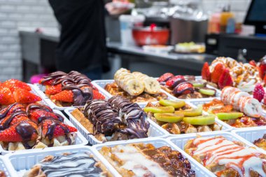 renkli pasta tatlı tatlı bir sokak gıda Market krem şanti ile.