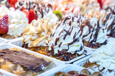 renkli pasta tatlı tatlı bir sokak gıda Market krem şanti ile.