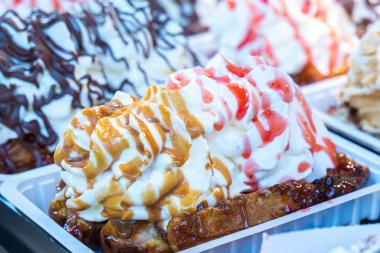 renkli pasta tatlı tatlı bir sokak gıda Market krem şanti ile.