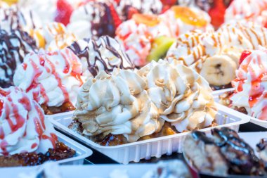 renkli pasta tatlı tatlı bir sokak gıda Market krem şanti ile.