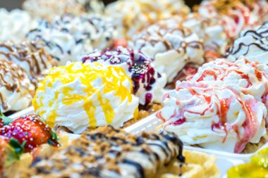 renkli pasta tatlı tatlı bir sokak gıda Market krem şanti ile.